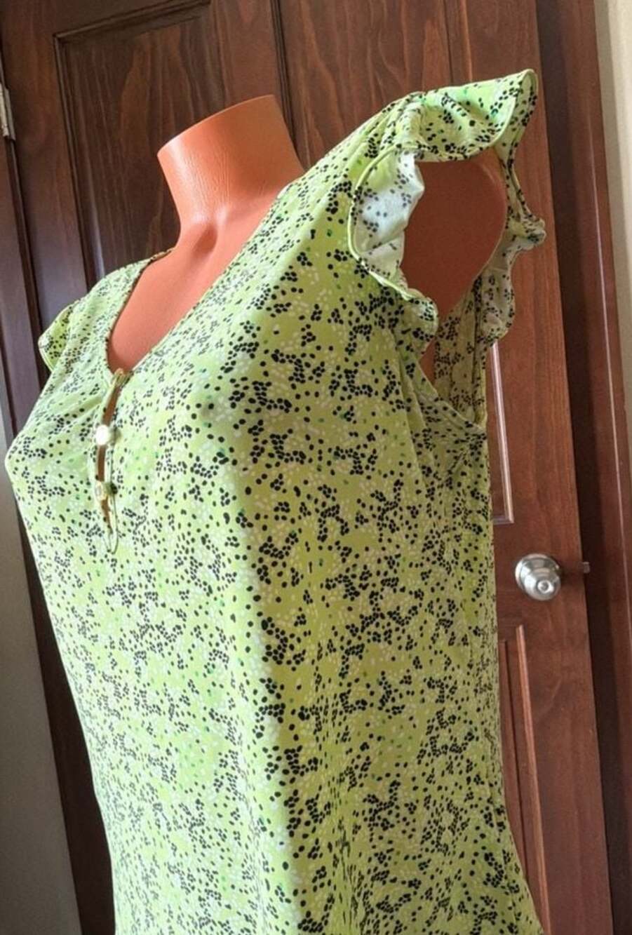 Anne Klein Women's Light Green Printed Flutter Sleeve Blouse with Gold Buttons - Picture 7 of 9